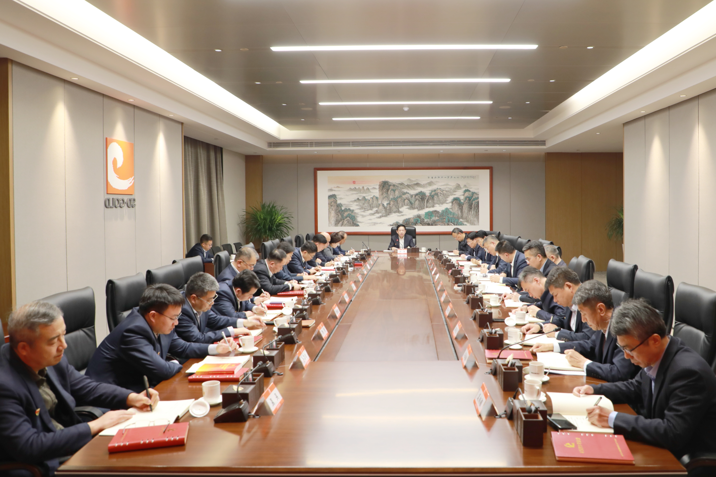 集团党委理论学习中心组进行集体学习